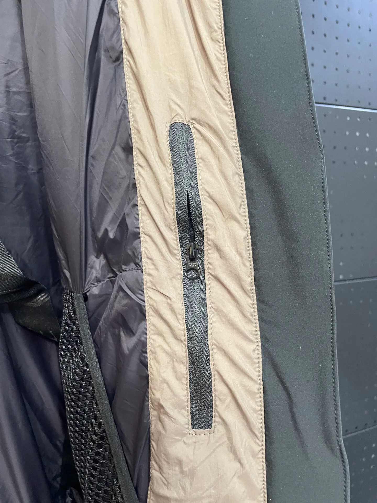 P860 Ouyang Nana second generation Canad goose black label down jacket is a must-have goose black label down jacket in the outerwear industry! The latest designer styles! The goose down jacket has always been a popular element of fashion and is loved by experts from all walks of life! Fashionable hooded cut, high-end customer-supplied fine goose down, high resilience, smooth zipper, strong and firm. Pockets on both sides can store small items, free your hands, and you can go out without worries. It can also meet the need of putting your hands in your pockets👏👏Produced by Big Goose, it can be used as a group uniform by many celebrities. This down jacket uses a double-layer anti-down lining design, which has strong windproof performance and will be very warm in winter! New standard 90% goose down filling, high fluffiness, windproof hooded design. When walking outdoors, pull the collar to the highest position, put your hands in the pockets and it will be very warm. It can be easily controlled by all body types! The interior is equipped with an elastic snow skirt design for better wrapping. The simple and neat style design highlights the masculine temperament. The impeccable style is classic and never goes out of style. It is warm and practical, and it is versatile! You can enter with your eyes closed!    Size: XS-XXL